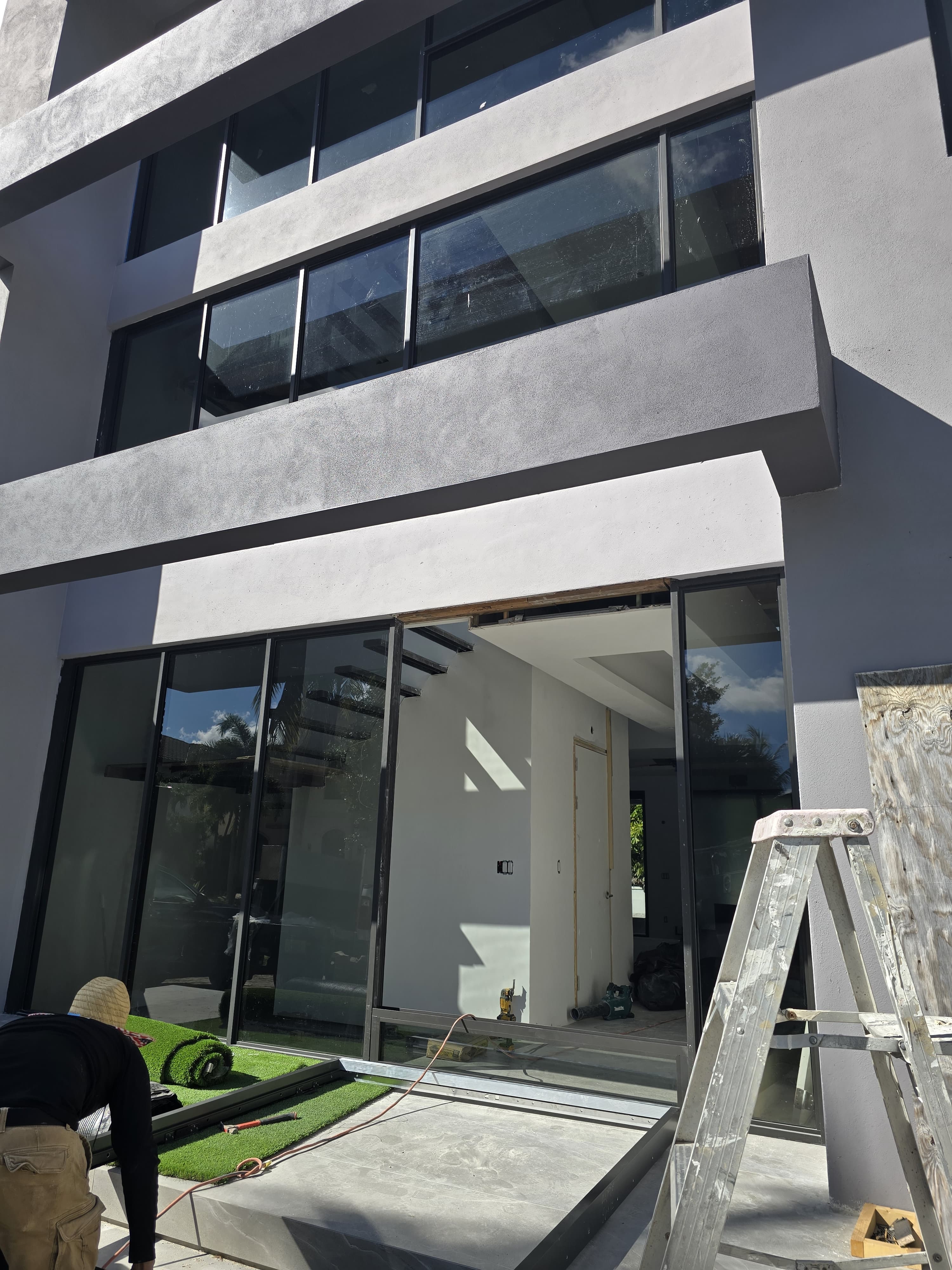 Instalación de vidrio de impacto en fachada comercial